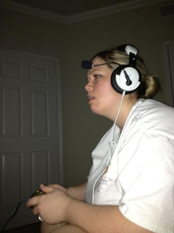RealAlbertLuna's tweet image. My wife playing Call of Duty #CODFAIL