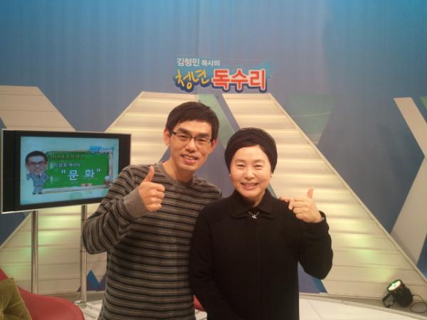 happycida's tweet photo. @sungho0716 목사님 죄송해여^^; 부끄럽게 해드려서 넘 자연스러워서 그 생각을 못했어용TT 화장은 하는 것보다 지우는게 중요한데... http://t.co/ZKb3m2LQ