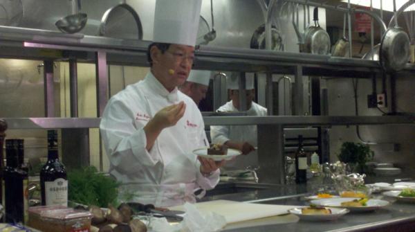 goldenglobes's tweet photo. Chef Sugura shows how to prepare the short ribs that will be served at this year's #GoldenGlobes! #GGMenu http://t.co/8xgDCqrp