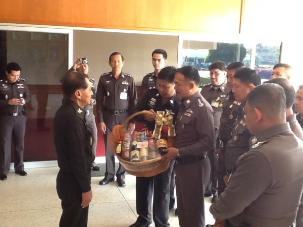 PAVALITH1935's tweet photo. พล.ต.ท.ภาณุ เกิดลาภผล ผบช.ภ.3พร้อมคณะ อวยพรปีใหม่ แม่ทัพน้อยกองทัพภาค 2 http://t.co/xVLNVZg5
