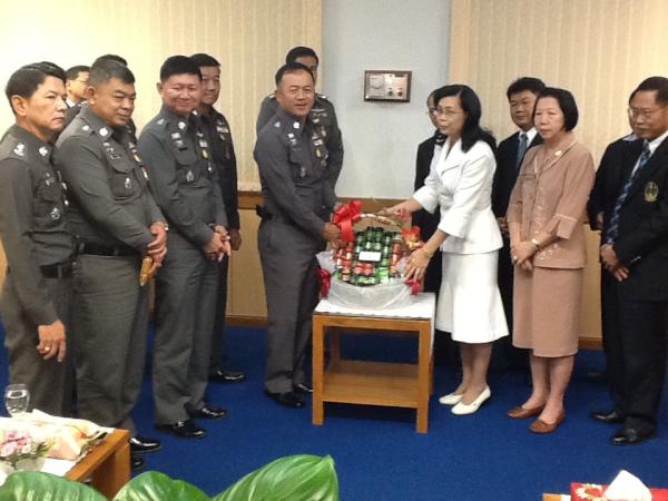 PAVALITH1935's tweet photo. พล.ต.ท.ภาณุ เกิดลาภผล ผบช.ภ.3 พร้ออมคณะ  อวยพรปีใหม่ อธิบดีศาลปกครองนครราชสีมา http://t.co/Cw0ytOTR