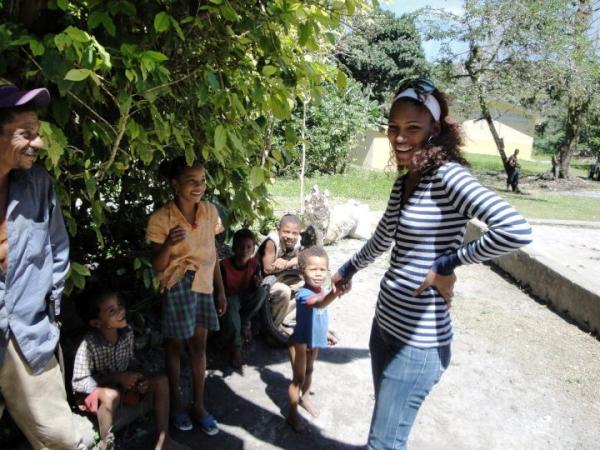 DulceySolidaria's tweet photo. Alumnos de la Escuela Cafetalera de Charco Blanco a los que se les imparte material deportivo y escolar. http://t.co/gHR59vDW