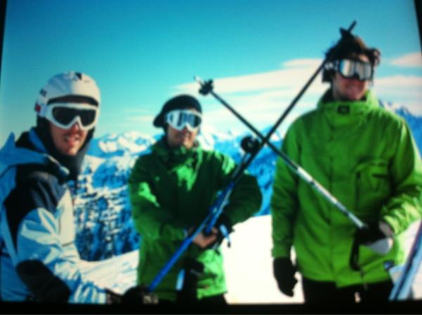 javierdetapia's tweet photo. En Baqueira con @joseserrairujo  y @javicasado_ http://t.co/wGv3DQzb
