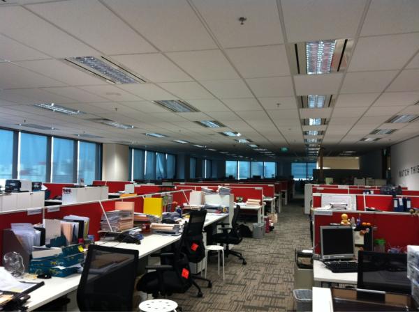 chuanz14's tweet photo. Working through the weekend. All alone in office! http://t.co/Jn8a6Ipx