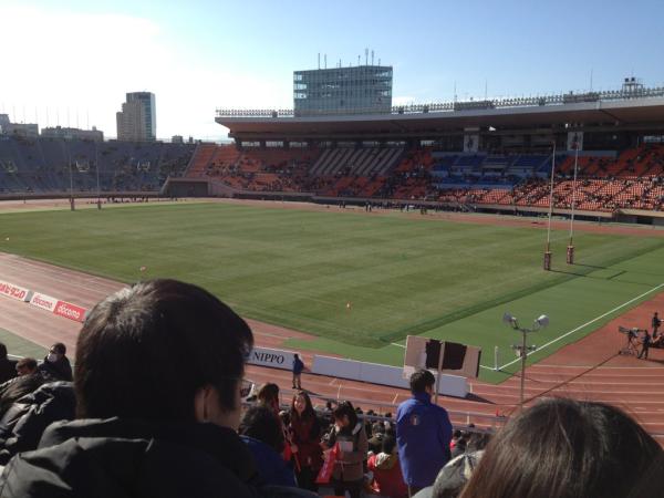 今日はラグビー観戦。どちらでもないけど〜