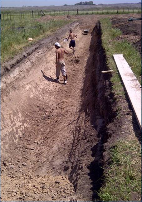 BiomaxSolution's tweet photo. La obra civil consta principalmente de realizar una cava de 29 mts de largo x 2,60 mts. de ancho. http://t.co/bjUApw6T