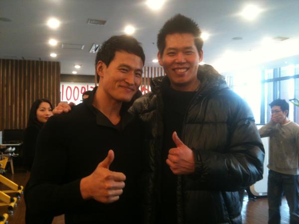 com_william's tweet image. 어제 아놀드홍짐 오픈식가서 뜨거운 포옹으로 맞아주시는 아놀드횽님(아놀드홍+형님)고 함께 인증샷 @ArnoldHong41 #다이어트 이번달엔 헬스장에 컴터고치러가는 횟수보다 운동하러 가는 횟수가 많아야 할텐데...