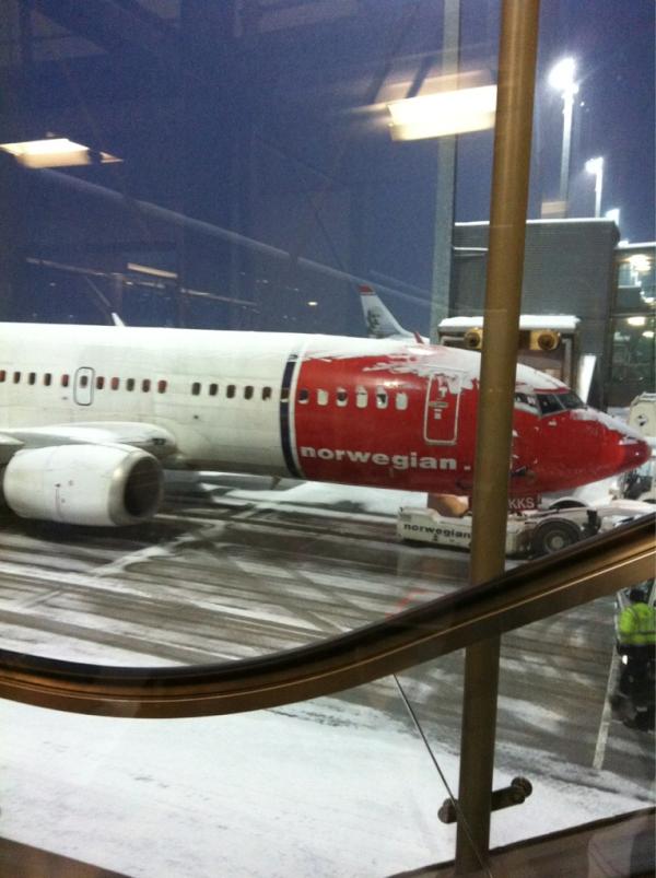 Zabbhiro's tweet photo. Snøvær på Gardermoen betyr forsinkelse! http://t.co/4oDNALKd