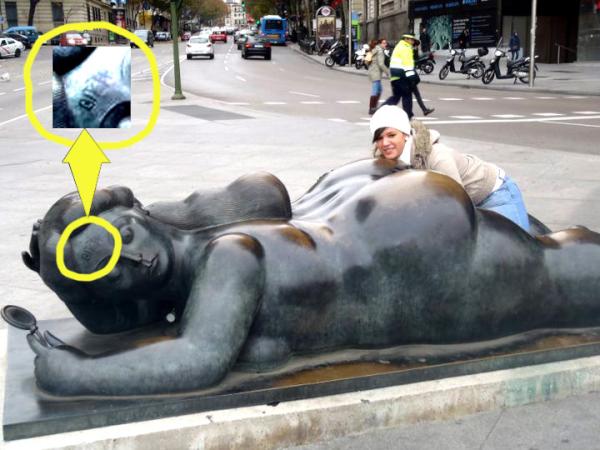 Laurenacuk_Rih's tweet image. out of the fat ass in Madrid...but attention: #biiitch! lol @rihanna I know you like this statue!!!
