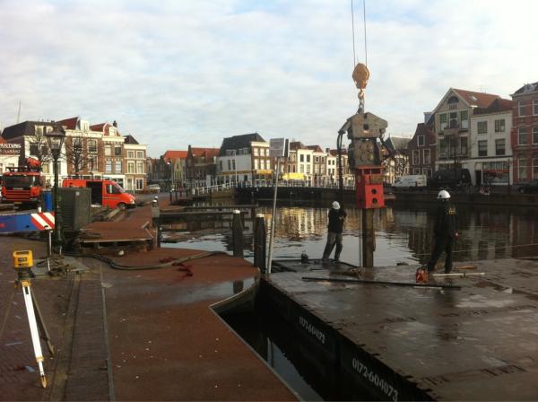 SRLeiden's tweet photo. Beestenmarkt #Leiden, twee weken na #SR11. 'We zullen het nooit, nooit meer vergeten'. http://t.co/CrfiTMW9
