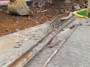 cnh_ve's tweet photo. Ayer descubrieron restos de los rieles del antiguo tranvía de Caracas en la obra del Mausoleo para el Libertador http://t.co/YO2xL9mM