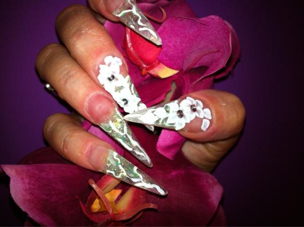 Stiletts mit Acrylblumen Nailart die begeistert