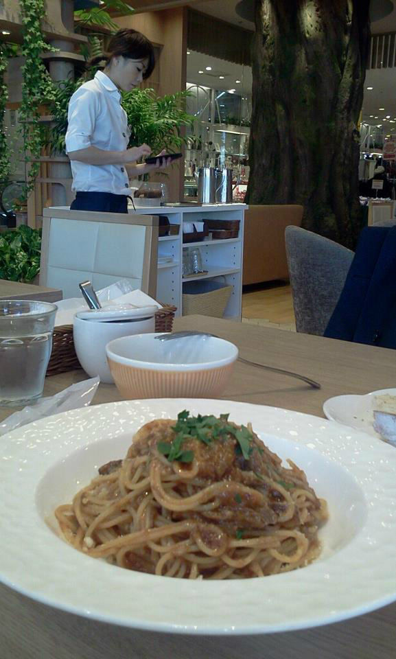 DAI2U's tweet photo. 今日はロブロス中野行ってきたー！べっぴんスタッフさんを背景においしいパスタをパチリ☆（べっぴんご本人様掲載合意♡） http://t.co/wDtyvkKv