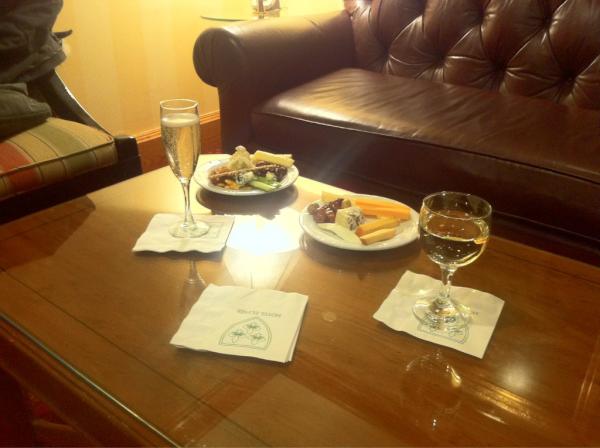 lore6673's tweet photo. Aperitivo free elysee hotel nyc http://t.co/HcXH5iGt
