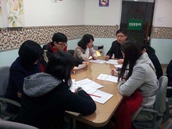 Gwangjinjumin's tweet photo. 2012. 1. 12. 18:00 여기는 복지상담실_풀뿌리단체, 복지관직원들과 함께 희망온돌프로젝트 추진 회의 중 http://t.co/zcKp4j9r