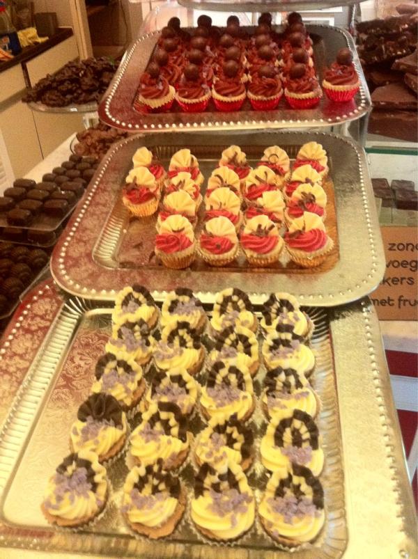 Was een. Creatieve. Week 
Bonbonnerie  is weer gevuld 
Heel mooi zijn de. CHOCOLADE. CUP. CAKES  MINIE