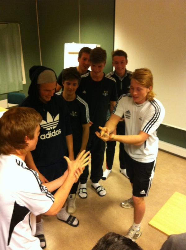 CAasbak's tweet photo. Beste manken vant hanken @mikal93  #meråker2012 #quiz http://t.co/7jGGq1B9