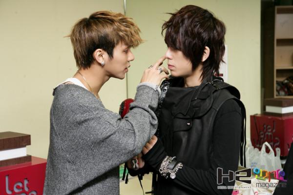MYNAMEfanbase's tweet photo. [Pic] 111218 Chaejin’s Birthday Party Official Photos - Insoo & Chaejin http://t.co/maRMPUy4