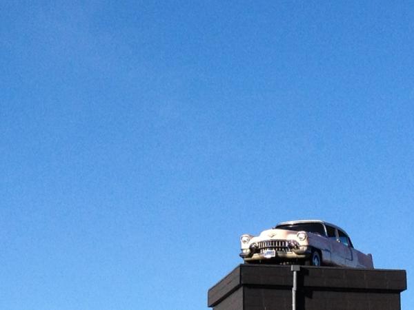 DelaRocka's tweet photo. Aloha! Und wie ich MissSunsine vermisst habe. Heutiges piclight: Ein #Cadillac auf dem Dach! http://t.co/5LCptKGf