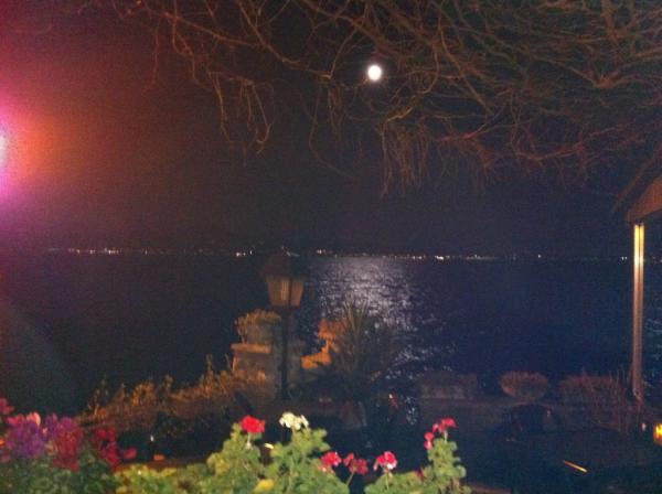 A Sirmione, si riesce a mantenere i fiori anche in inverno.
Il paese è tranquillo, poche persone passeggiano nei borghi