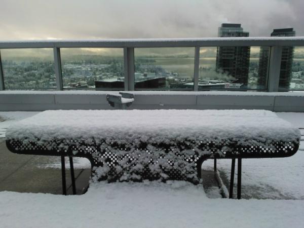 qilu's tweet photo. @FamousInFifteen
Snow in Seattle, a view from Bellevue City Center Plaza http://t.co/FtmPIBEO