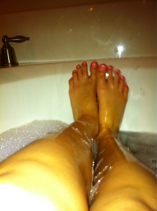 #sexytoes just relaxing n a bubble bath http://t.co/ONNI4Nz8<a href="/tag/sexytoes"class="tags">#sexytoes</a>
