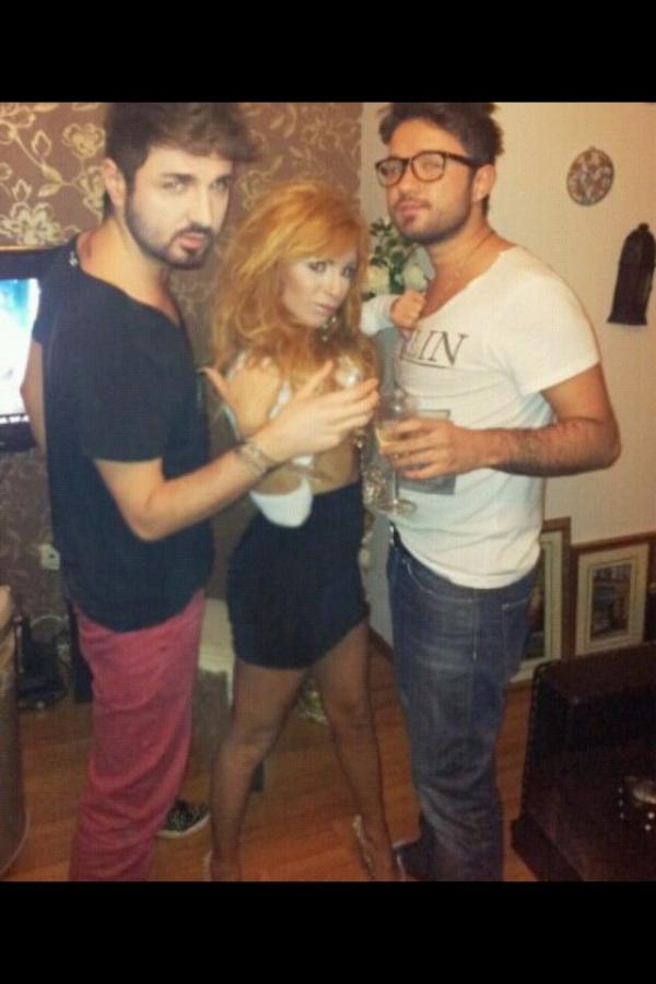 BabyHande's tweet photo. Canlarim http://t.co/IImY5sOi