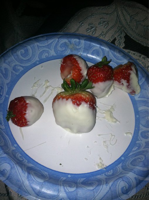 White chocolate covered strawberries and cider mmmhmm perfect before bed pick me up http://t.co/InXB<a href="/tag/funnyreddit"class="tags"><span>#funnyreddit</span></a>