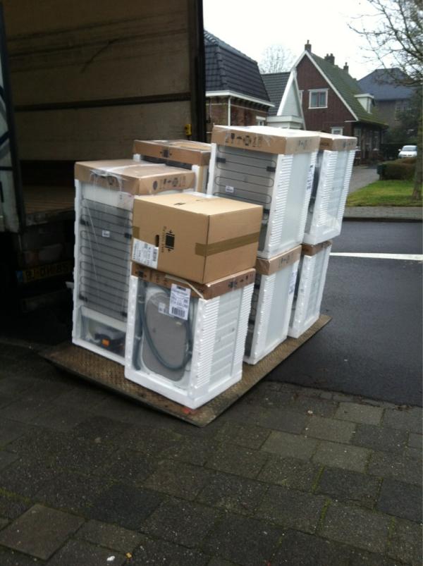 VisserBurgum's tweet image. Weer allemaal nieuwe apparaten bezorgd. Nu alles gauw uitpakken en in de winkel zetten. #scherpeprijs #goedadvies