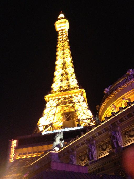 Don't you just love Vegas. http://t.co/LjzhmzHZ