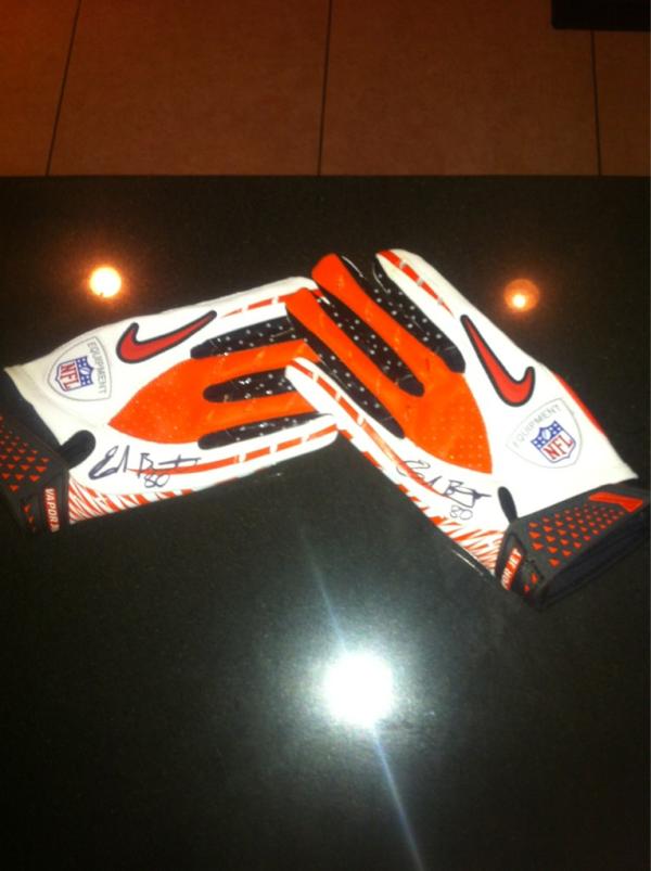 Marky_Mark702's tweet image. @EBBennett80 your signed gloves I won with @FanVisionFB  #okbye #agentorange