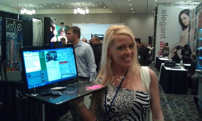 Chelsea was sweet to par for pix.  :) http://t.co/BwcHpVZl<a href="/tag/throwbackthursday"class="tags"><span>#throwbackthursday</span></a>