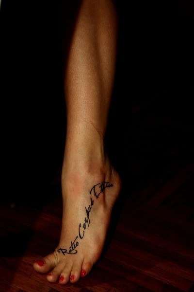 тату на ступне для девушек. красивые тату для девушек. татуировки для девушек на ноге. тату надпись на ноге. надпись на ступне.