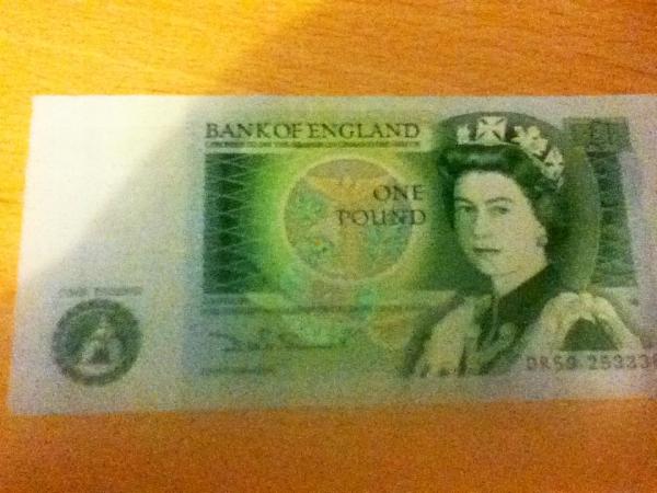 tonetbone9's tweet image. Show of hands. Has anyone one of these before? #onepoundnote