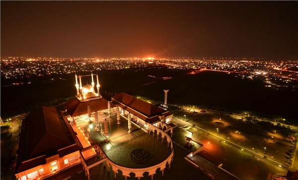 ACIdetikcom's tweet photo. Lanskap malam Semarang dari tower Al-Husna | @ElzamCurup #ACI2011 http://t.co/uPZ96Z07