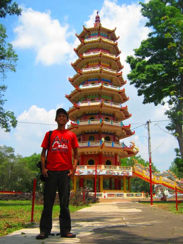 ACIdetikcom's tweet photo. Ihiyyy @lafatah di depan klenteng Budha di Pulau Kemaro (Palembang). Letaknya di tengah sungai Musi #ACI2011 http://t.co/vzt64v1P