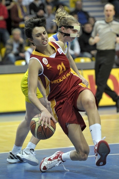 minte1974's tweet image. Terrible lesión de Alba Torrens. Desde aquí, le deseo lo mejor #AnimoAlba http://t.co/IN0pqI9W”