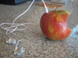 RonyK's tweet image. @lalie_laloum restons branché en music!!! #APPLEConnection