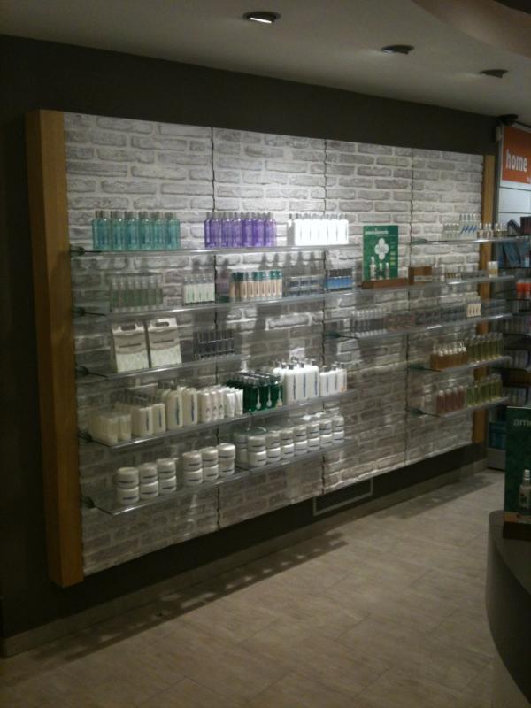 gorinot17's tweet photo. America torrents cosmetica despega! Grandes reformas en la farmacia http://t.co/j71ARufG
