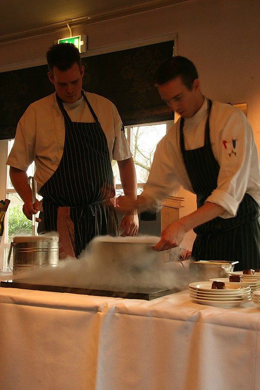 Tijdens de kookdemo op de nieuwjaarsborrel a la minute passievruchtenijs maken. Vanaf 18-01 de nieuwe kaart bij de KH.