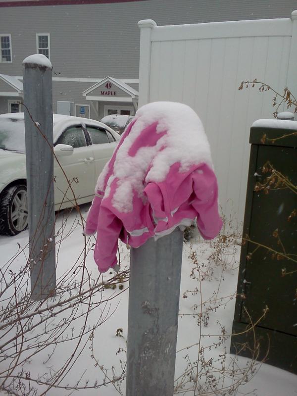 giigicecc's tweet photo. This poor child is jacketless and its snowing! @jax07 @x123laurenn http://t.co/N2vsJNOw