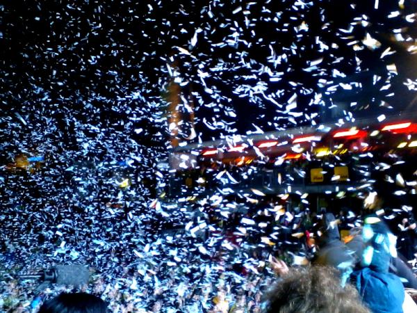 scharang's tweet photo. happy birthday FM4. papierschnee heute abend in der arena http://t.co/9ED1Gszq