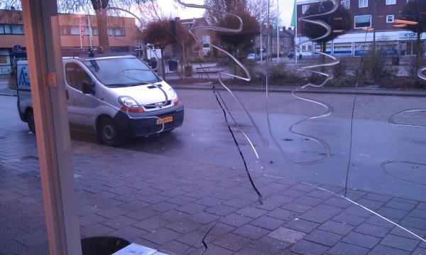 deschilder_'s tweet image. Net een noodruit geplaatst in Eerbeekse apotheek, ingegooid geen inbraak.