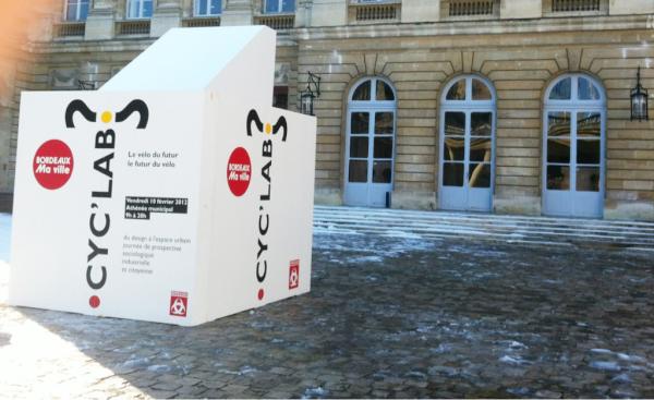 Bordeaux's tweet photo. #cyclab #Bordeaux J-4 : en cours d'installation dans la cour de la Mairie http://t.co/3J8u5Ysy