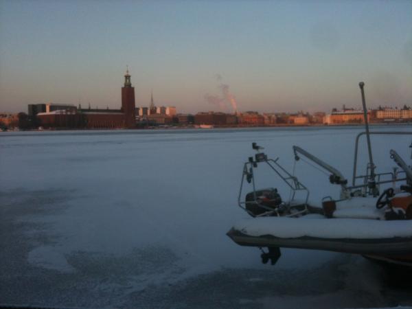 chho's tweet photo. Här är jag! Vi missade varandra i söndags. Bättre lycka kanske imorgon. Bild från ett kallt och snörikt Sthlm. Kram http://t.co/FlBhyj9Z