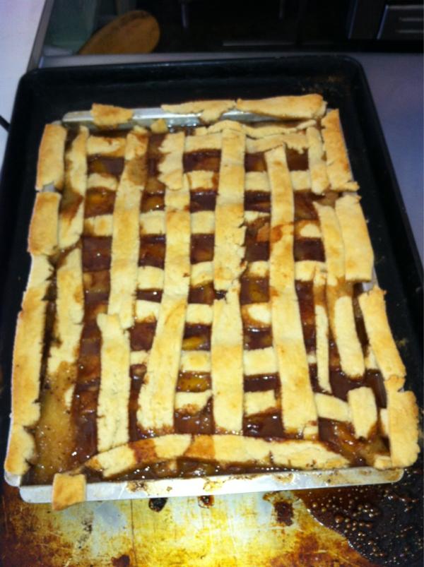 TurkeyTacoMan's tweet photo. Peach cobbler fresh out the oven come and get it http://t.co/26e6hSmA