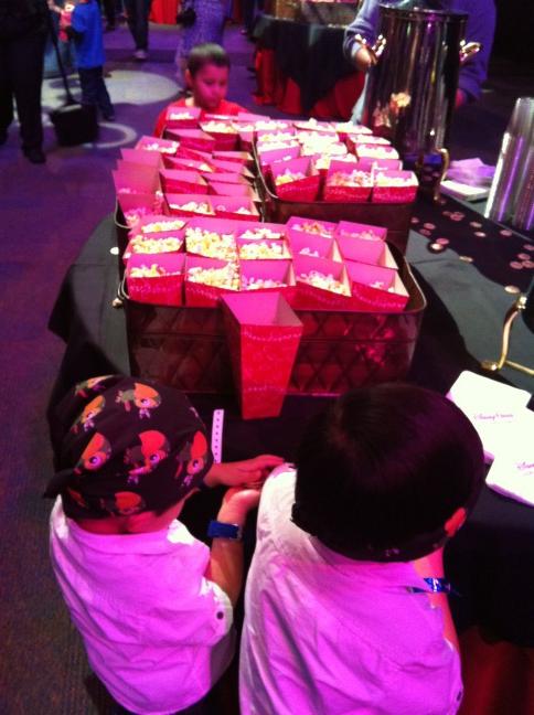 TaniaLuvianoTV's tweet image. #jnlp popcorn time! @disney