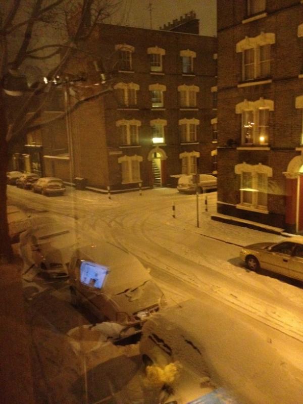 zappomatic's tweet photo. Crampton Street, London SE17 in the snow http://t.co/bt39j5Ic