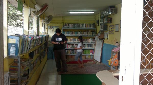 GiveKidsBooks's tweet photo. TBM Jendela Dunia, Bekasi Timur. Masih sepii, acara mulai jam 10 :) http://t.co/L4UVJVHz
