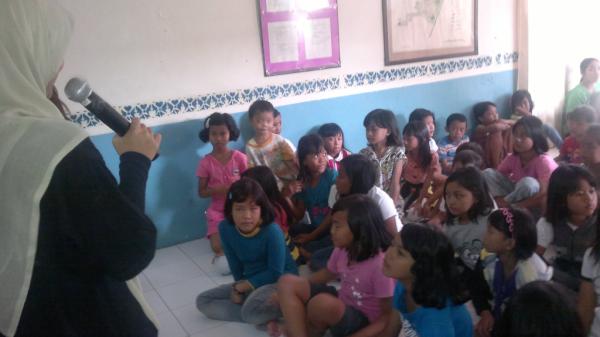 GiveKidsBooks's tweet photo. Baru saja penampilan dongeng boneka tentang Hans sang astronot dari Indonesia. Anak-anak sangaaaaat antusias :)) http://t.co/VpIMpg8K